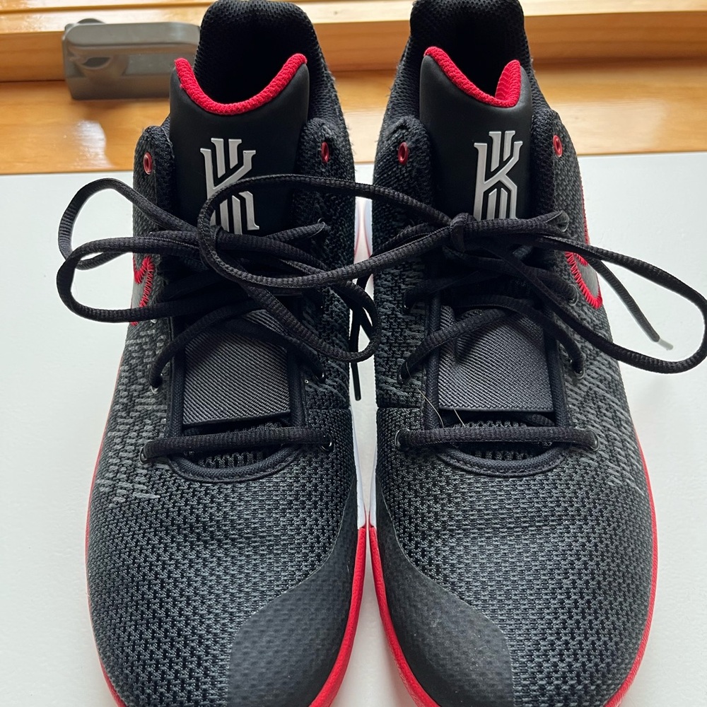 Nike Men’s Kyrie Flytrap ll Basketball Shoes Size 9.5